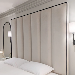 Letto Alto Ritz di Lusso a Pannelli con Profili a Contrasto